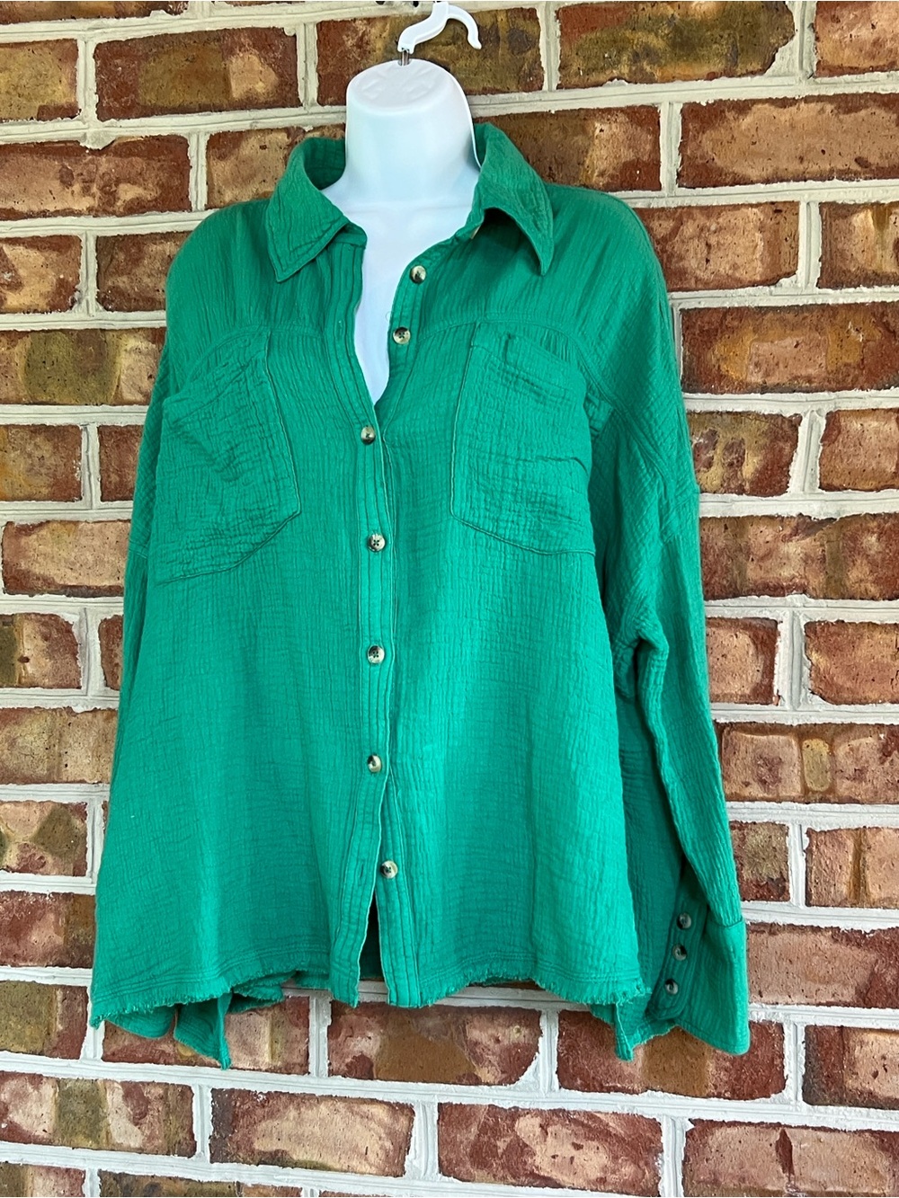 We The Free Bright Emerald Green cotton Button-Down Shirt. XS